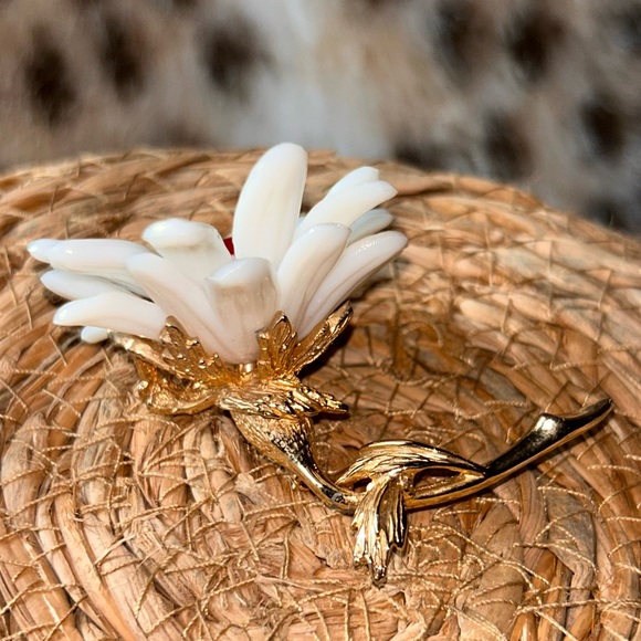 VINTAGE DAISY CASTLECLIFF FAUX PEARL WITH RED STONE & GOLD TONE BROOCH - Picture 4 of 15